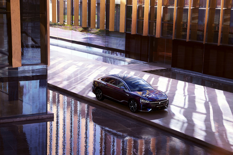 Роскошный гибридный седан с увеличенным запасом хода. Voyah Passion EVR – скоро в России